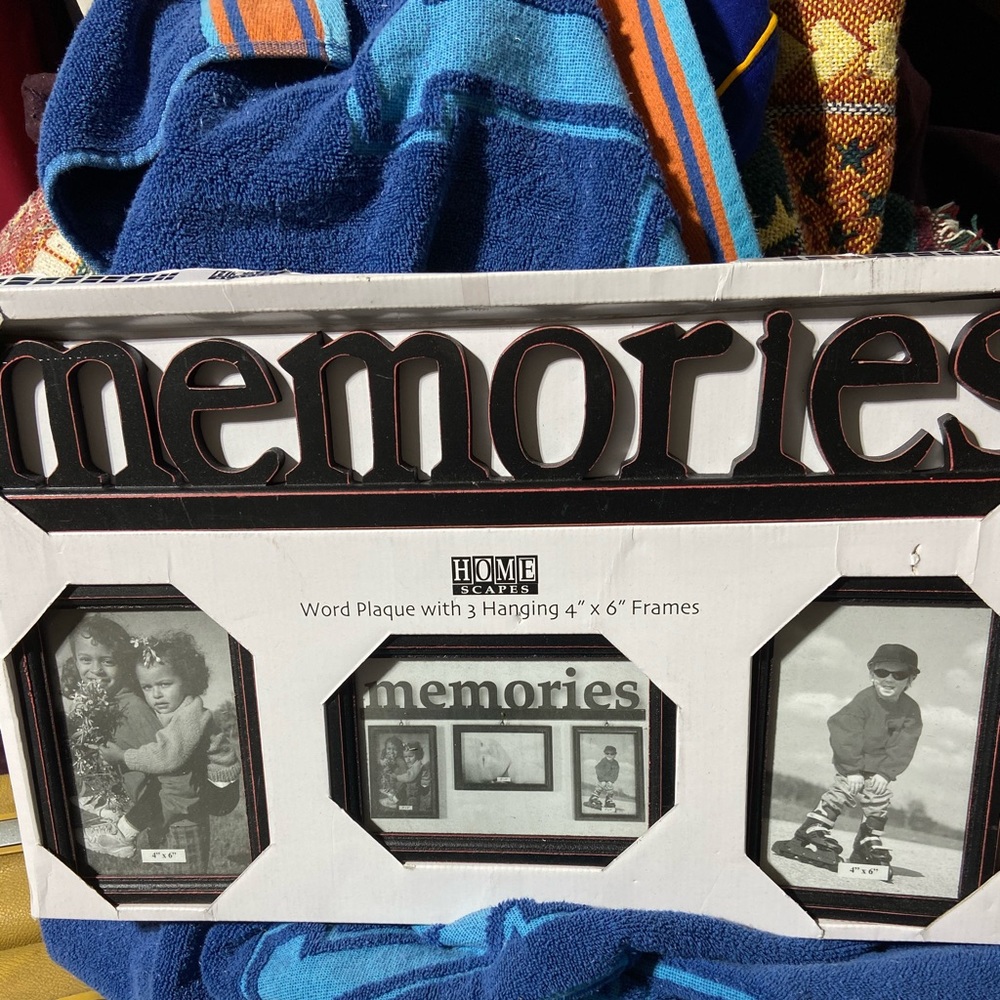 NIB 4-pc Memories Wall photo frames 4x6